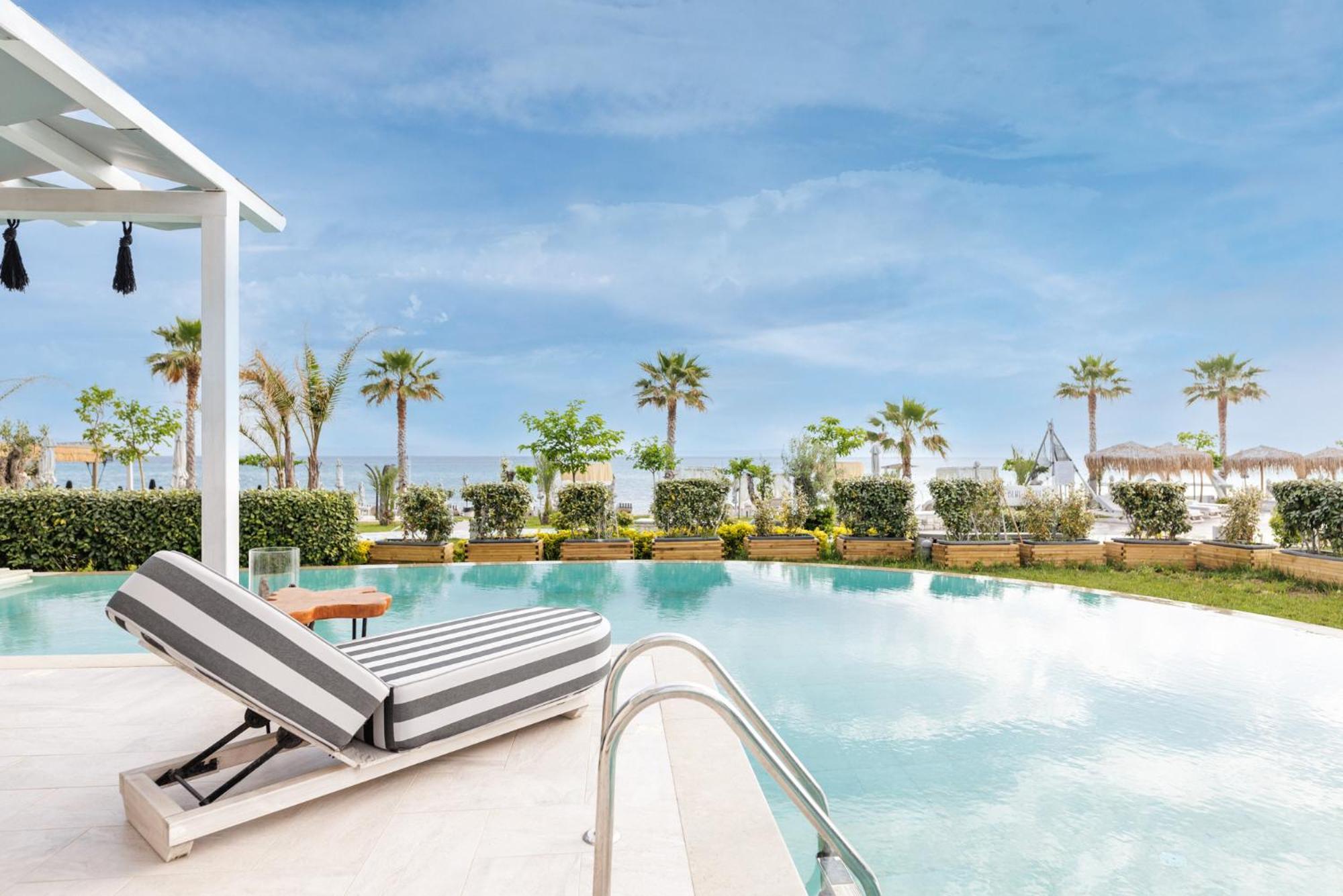 Blue Carpet Luxury Suites Pefkochori Esterno foto